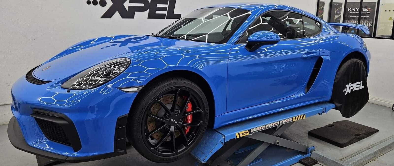 Très belle Porsche 718 Cayman GT4 bleu requin full options en Importation Allemagne avec film de protection PPF