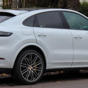 Porsche Cayenne Coupe couleur blanche profil D en Allemagne