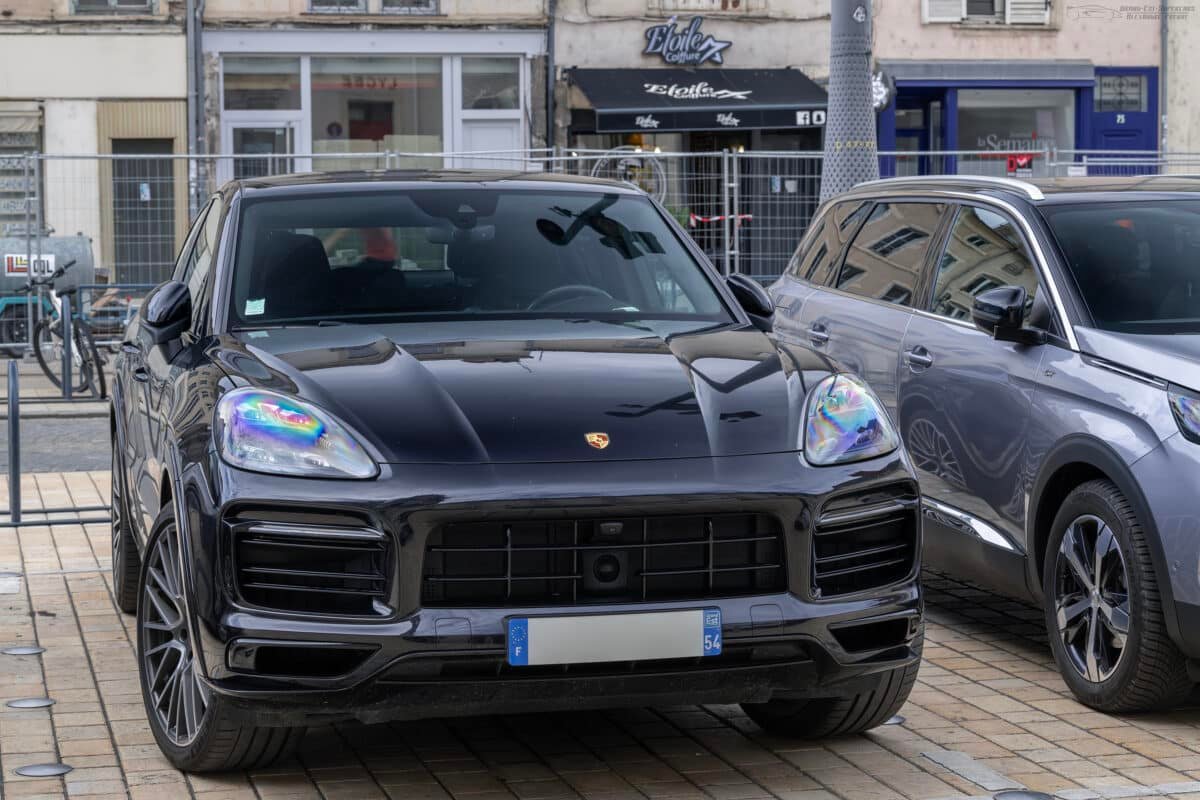 Porsche Cayenne e-hybrid 2020-2024 noir face avant en Allemagne