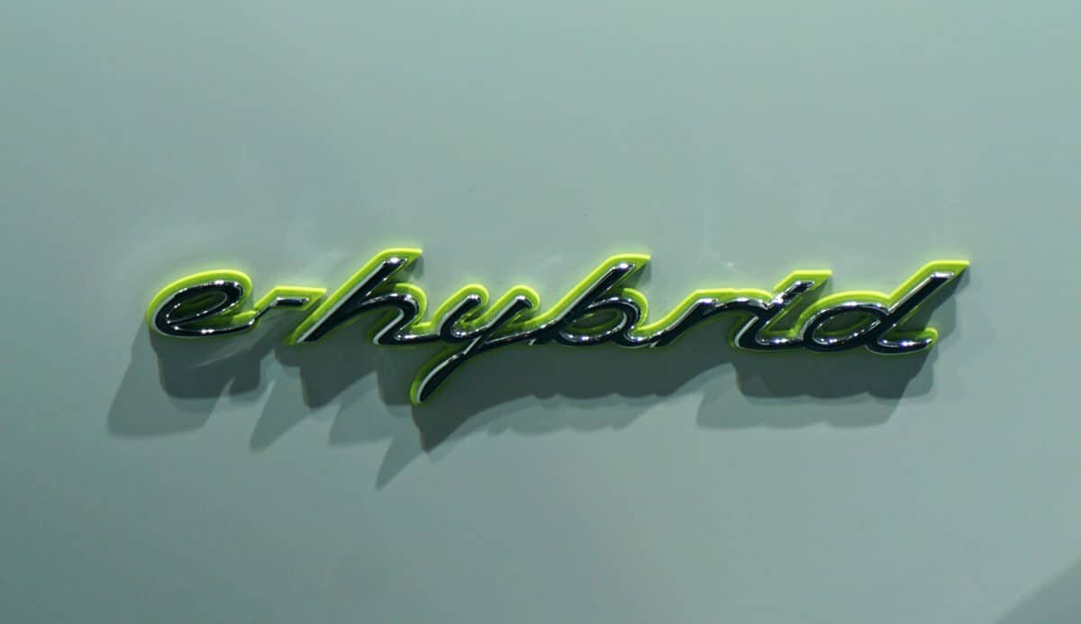 Logo Porsche e-hybrid vert
