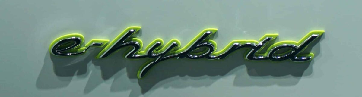 Logo Porsche e-hybrid vert
