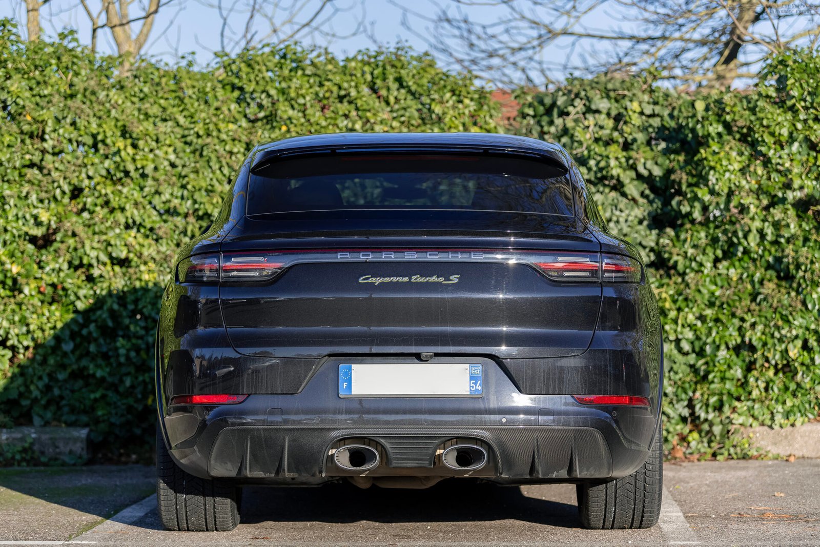 Porsche Cayenne Turbo S noir face AR en Allemagne