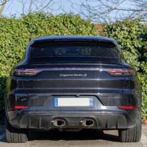Porsche Cayenne Turbo S noir face AR en Allemagne