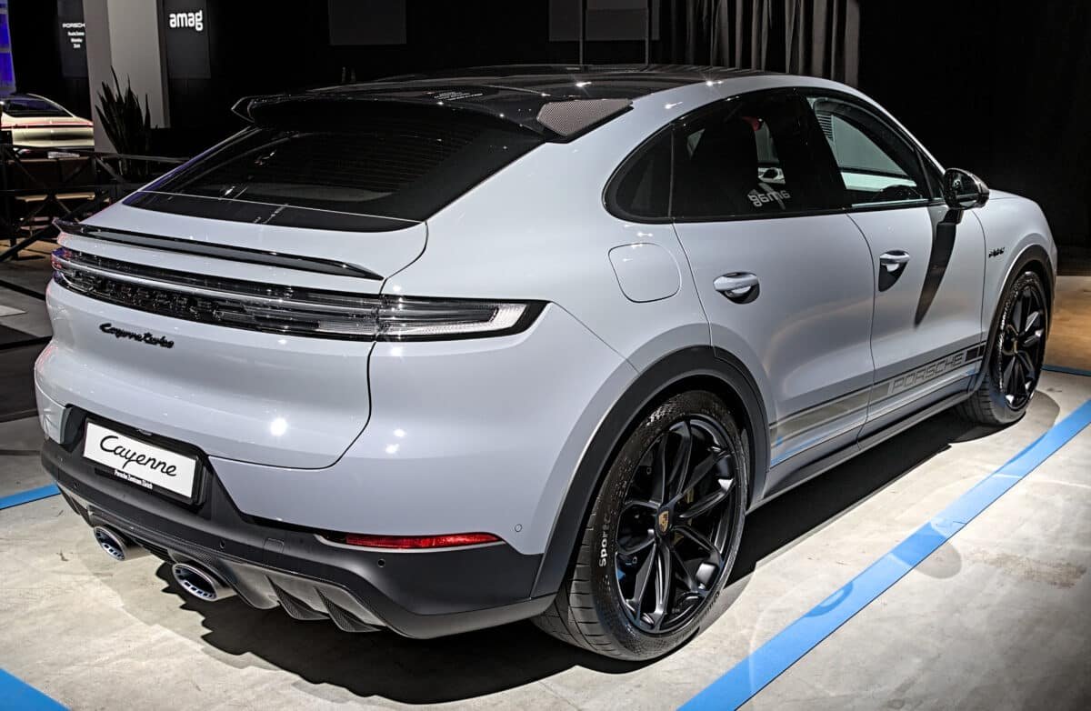 Porsche Cayenne Turbo S hybride blanc de profil
