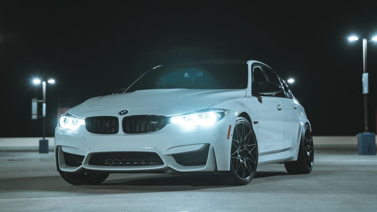 BMW M3 Allemagne blanche de nuit