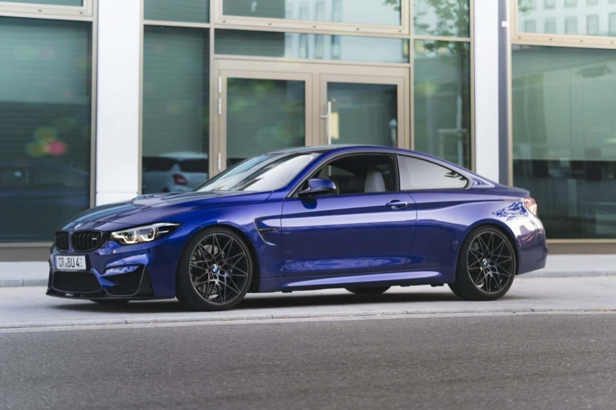 BMW M4 occasion en Allemagne couleur bleu jantes noires
