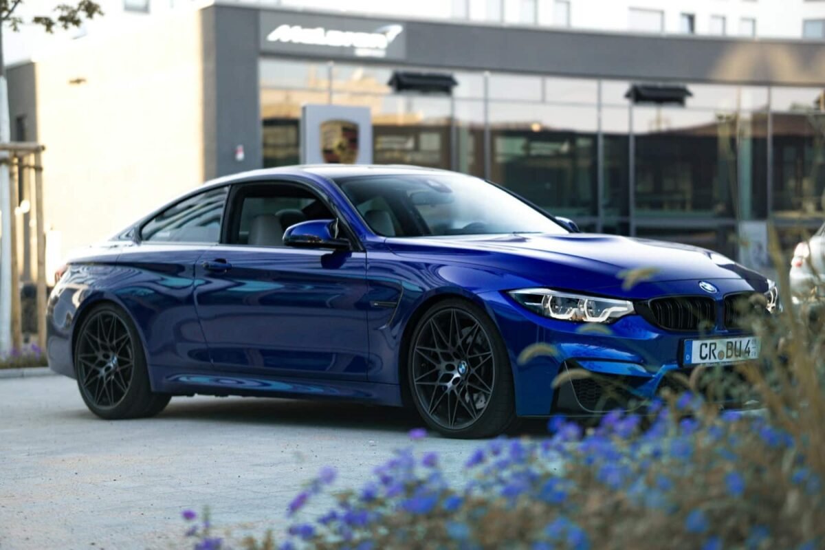 BMW M4 occasion en Allemagne couleur bleu marine