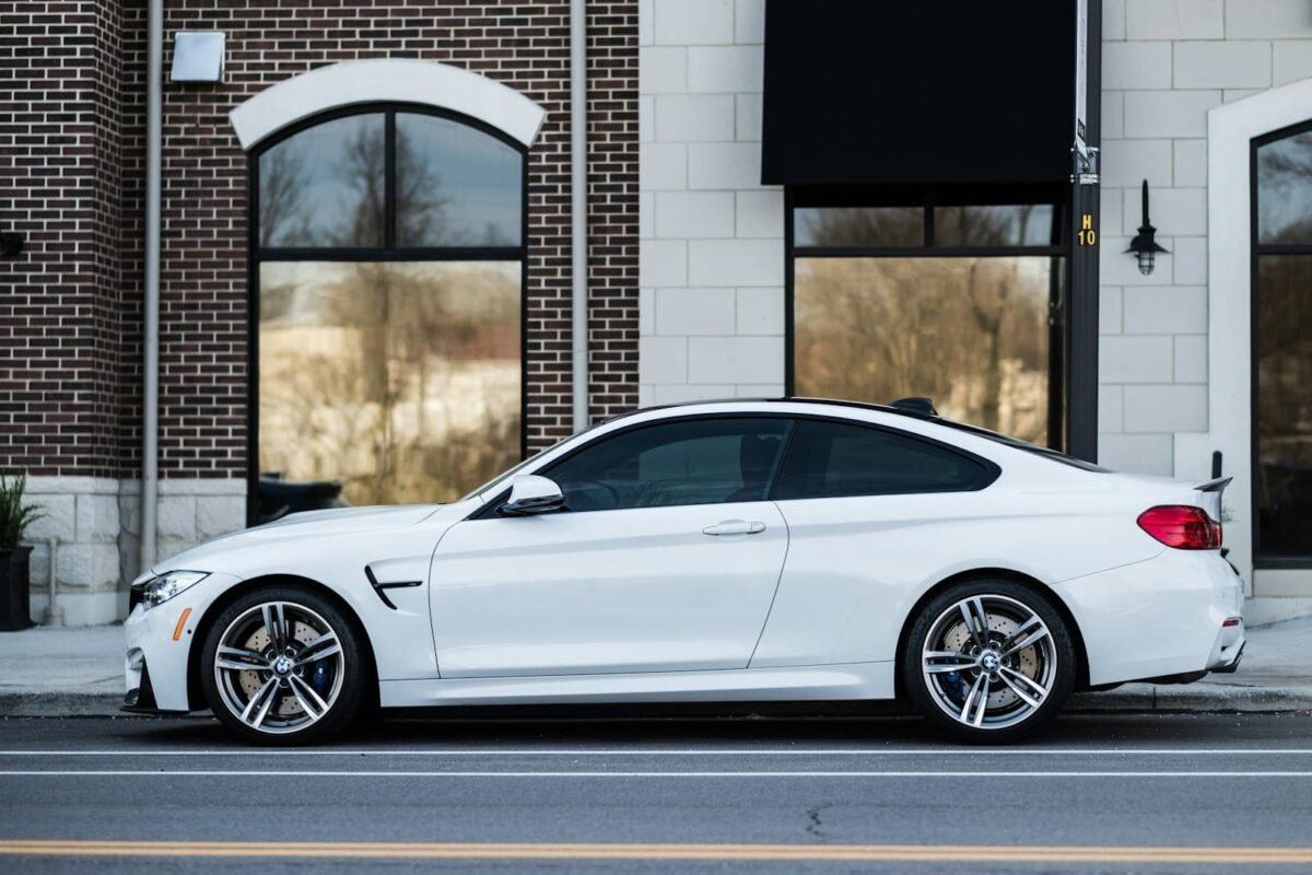 BMW M4 occasion en Allemagne couleur blanc profil gauche