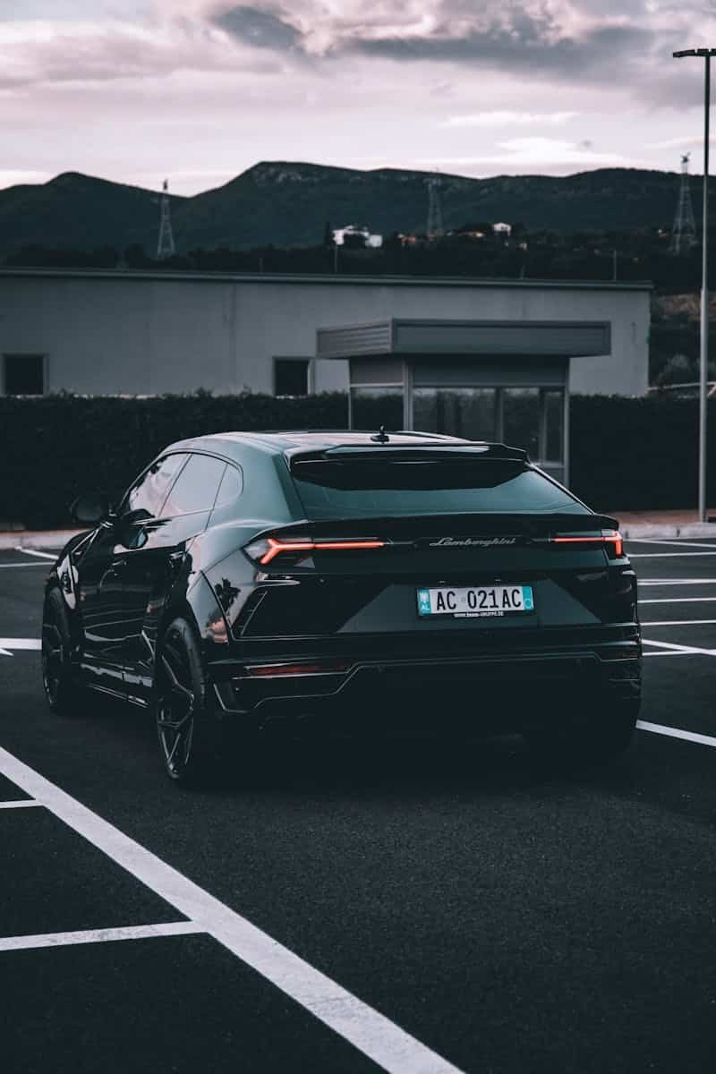 Lamborghini Urus couleur gris en importation de nuit