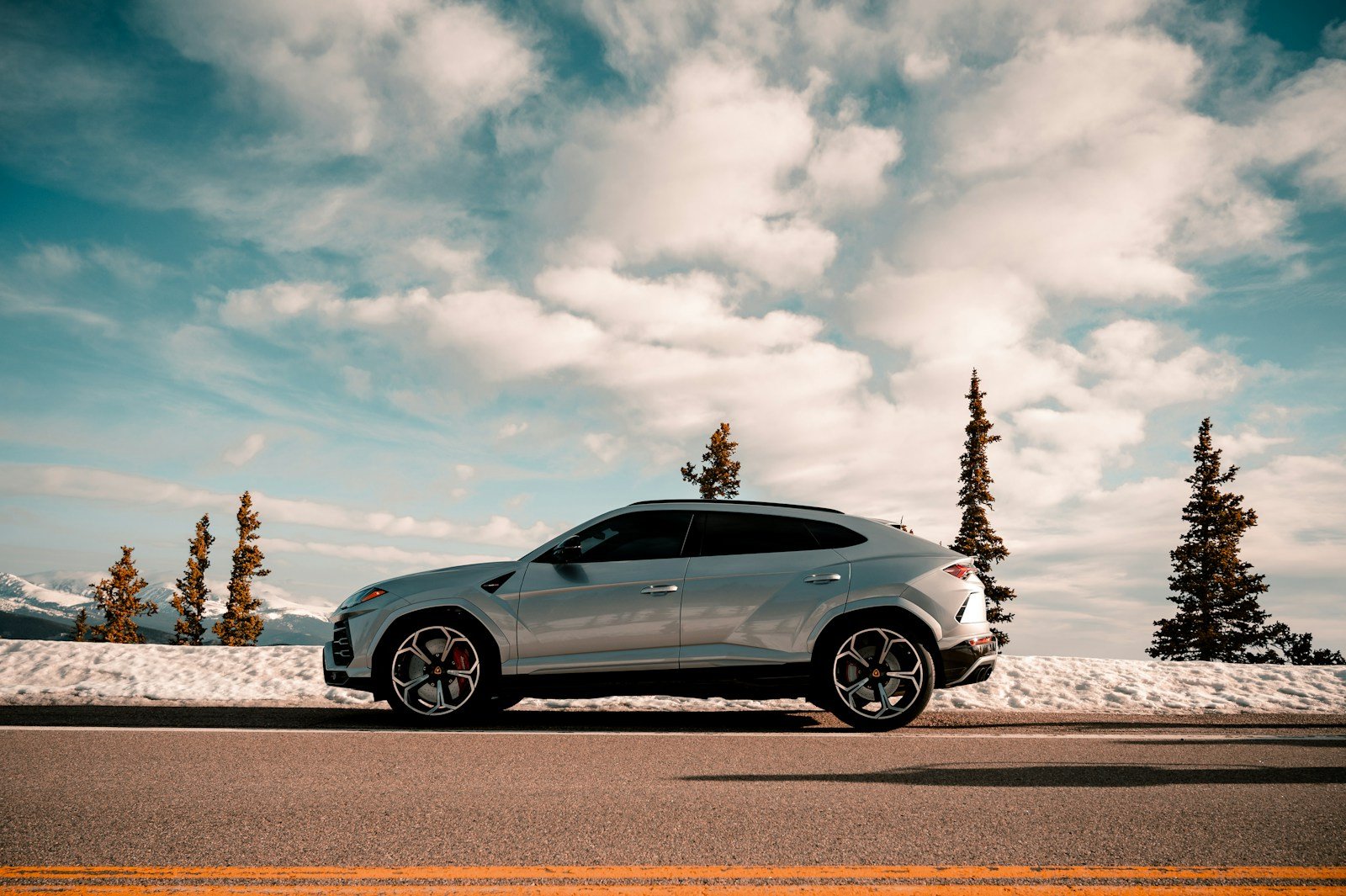 Lamborghini Urus couleur gris en importation