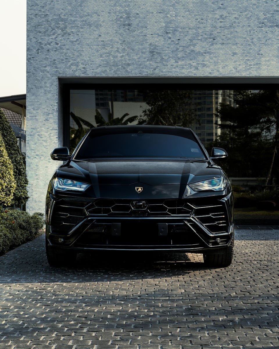 Lamborghini Urus couleur noire en importation