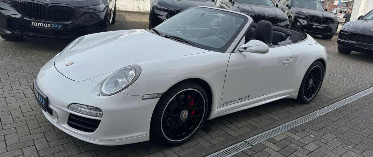Porsche 911 de type 997 phase 2 de 2011 en 4 GTS Cabriolet PDK blanche capote noire en Importation Allemagne