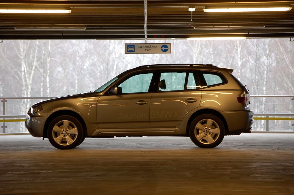 BMW X3 vue de profil gauche couleur gris clair