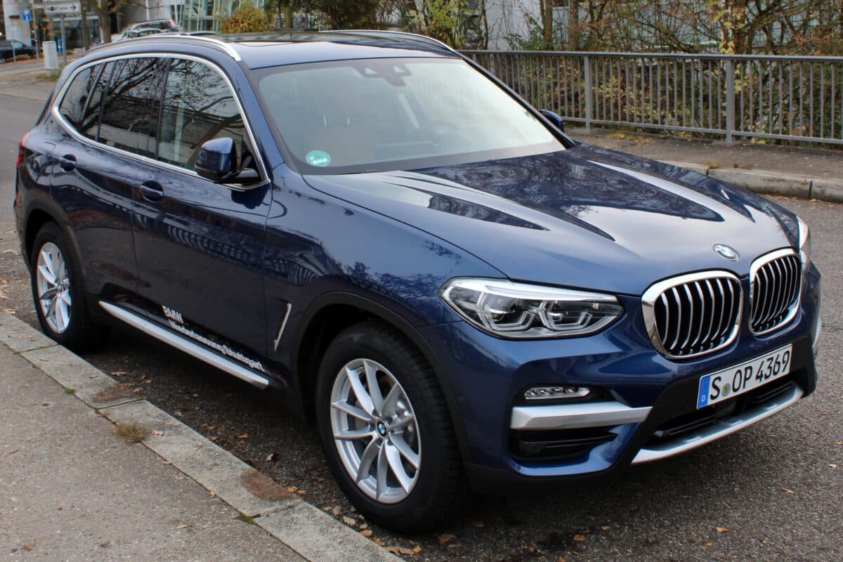 BMW X3 bleu foncé garé en Allemagne