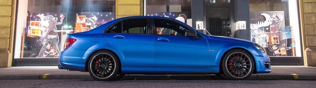 Mercedes AMG Allemagne dans la rue de couleur bleue ciel
