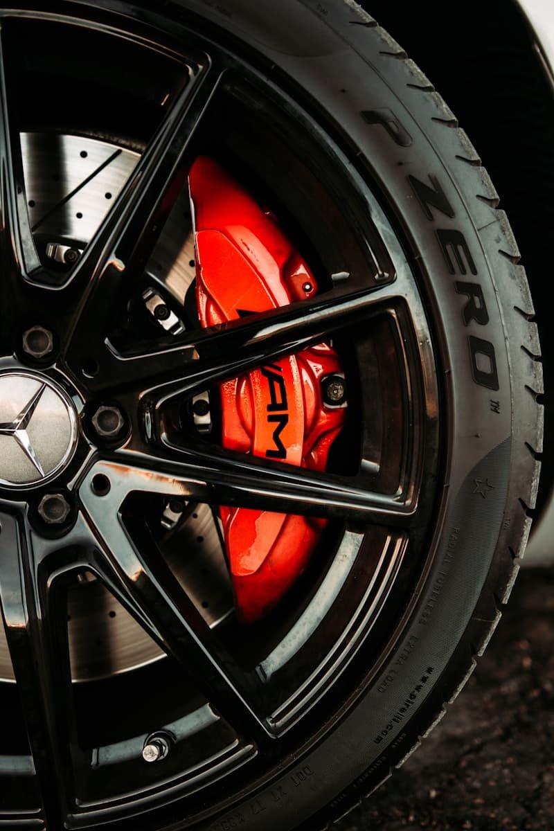 Jante Mercedes AMG noire étrier rouge