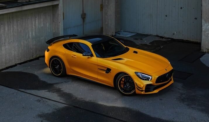Superbe Mercedes-Benz AMG sur un parking en Allemagne de couleur orange