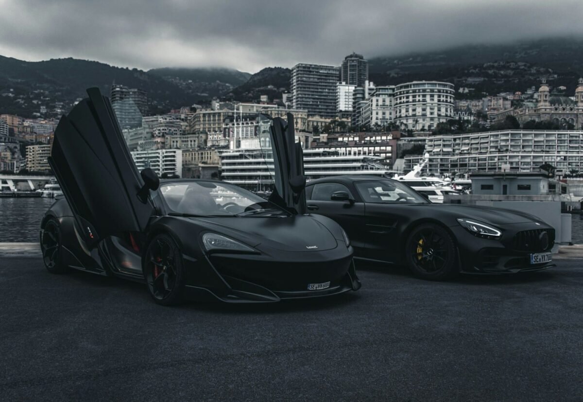 Asto Martin et Mercedes AMG de nuit en noir coupé et cab