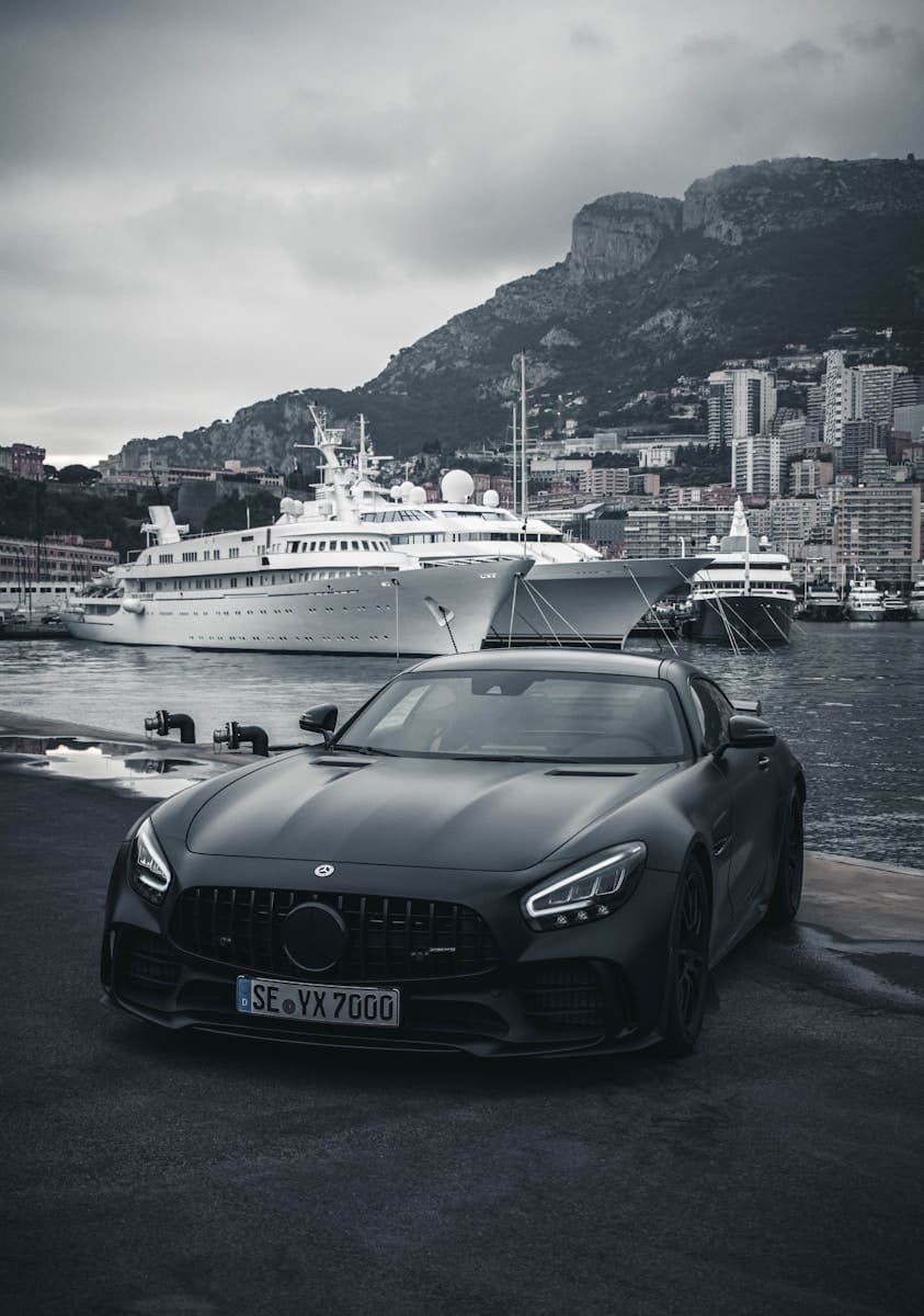 Mercedes AMG Mandataire Allemagne couleur noire de nuit sur un port