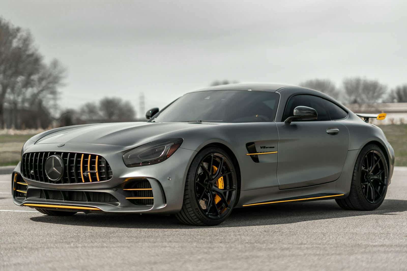 Mercedes AMG de couleur grise et jaune sur un parking en Allemagne