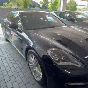 Porsche Panamera e-hybrid 4 V6 2.9 couleur bleu foncé intérieur noir en Importation