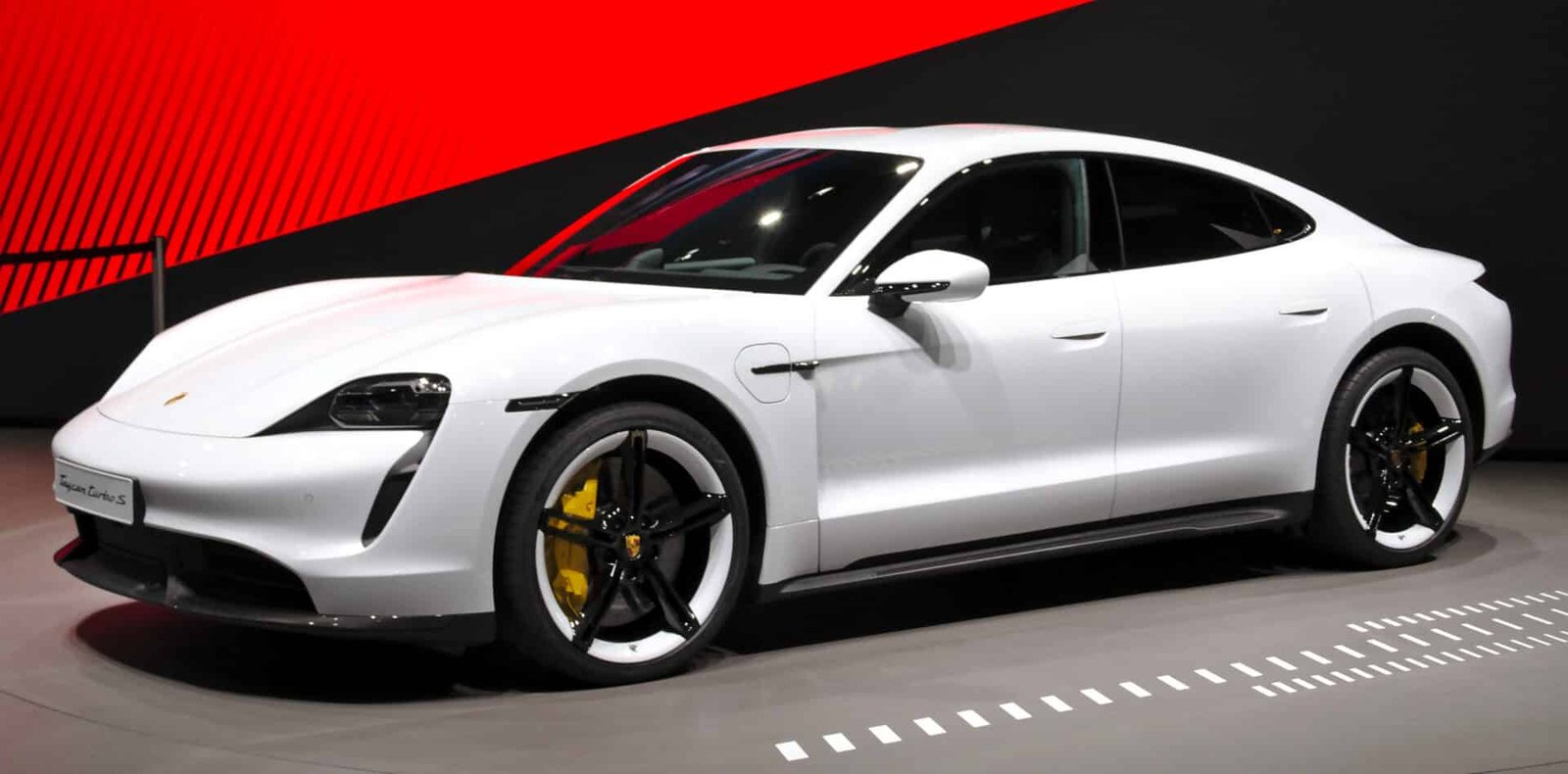 Porsche Taycan 4S Berline électrique blanc Carrera Allemagne