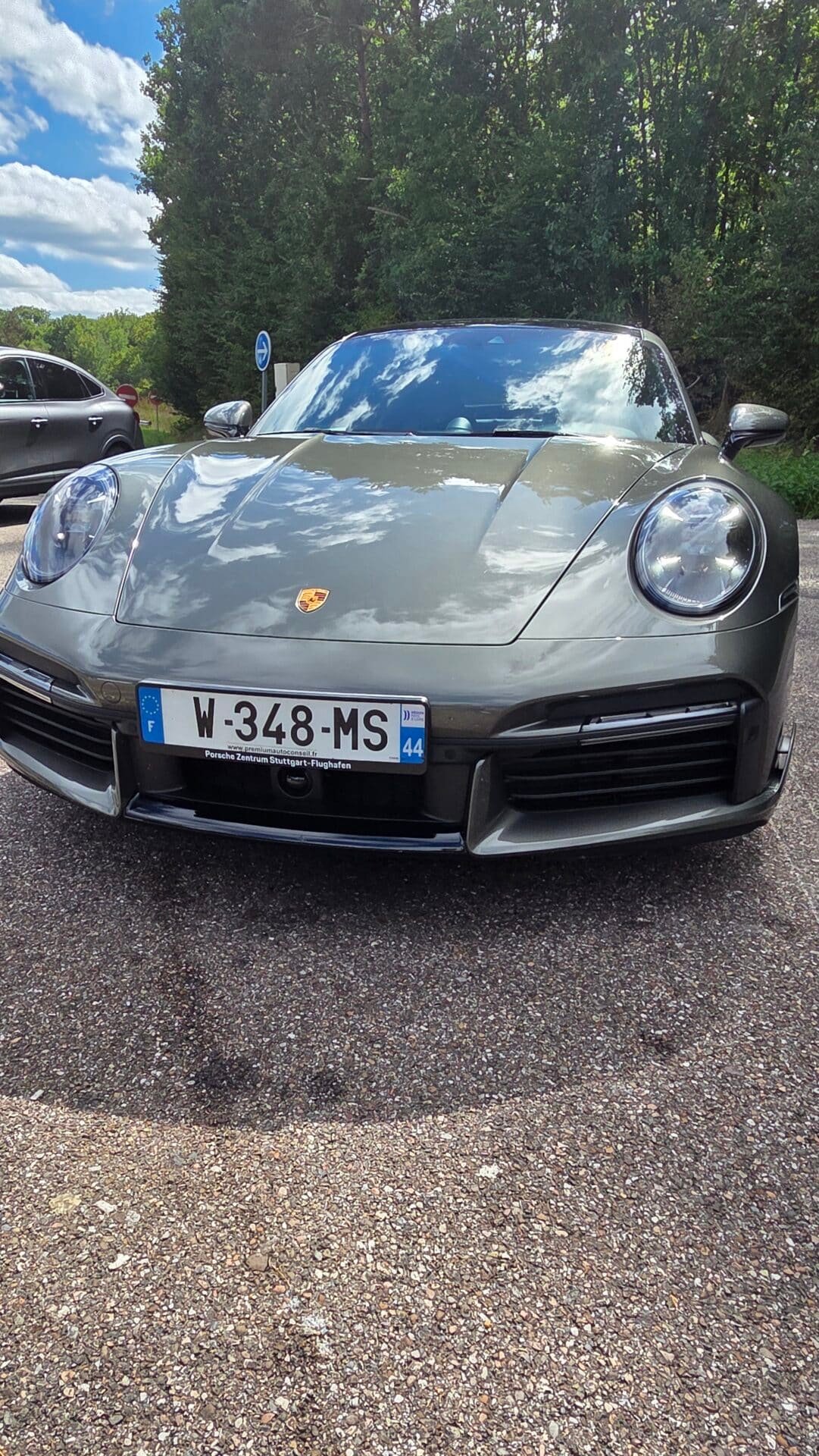Porsche 911 type 992.1 Turbo S de 2023 vert aventurine intérieur cuir surpiqures jaunes Import Allemagne