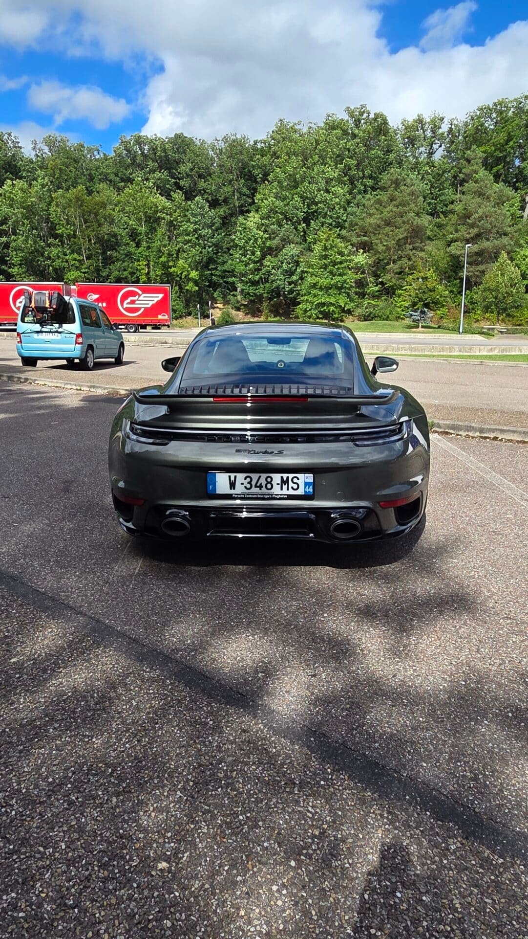 Porsche 911 type 992.1 Turbo S de 2023 vert aventurine intérieur cuir surpiqures jaunes Import Allemagne