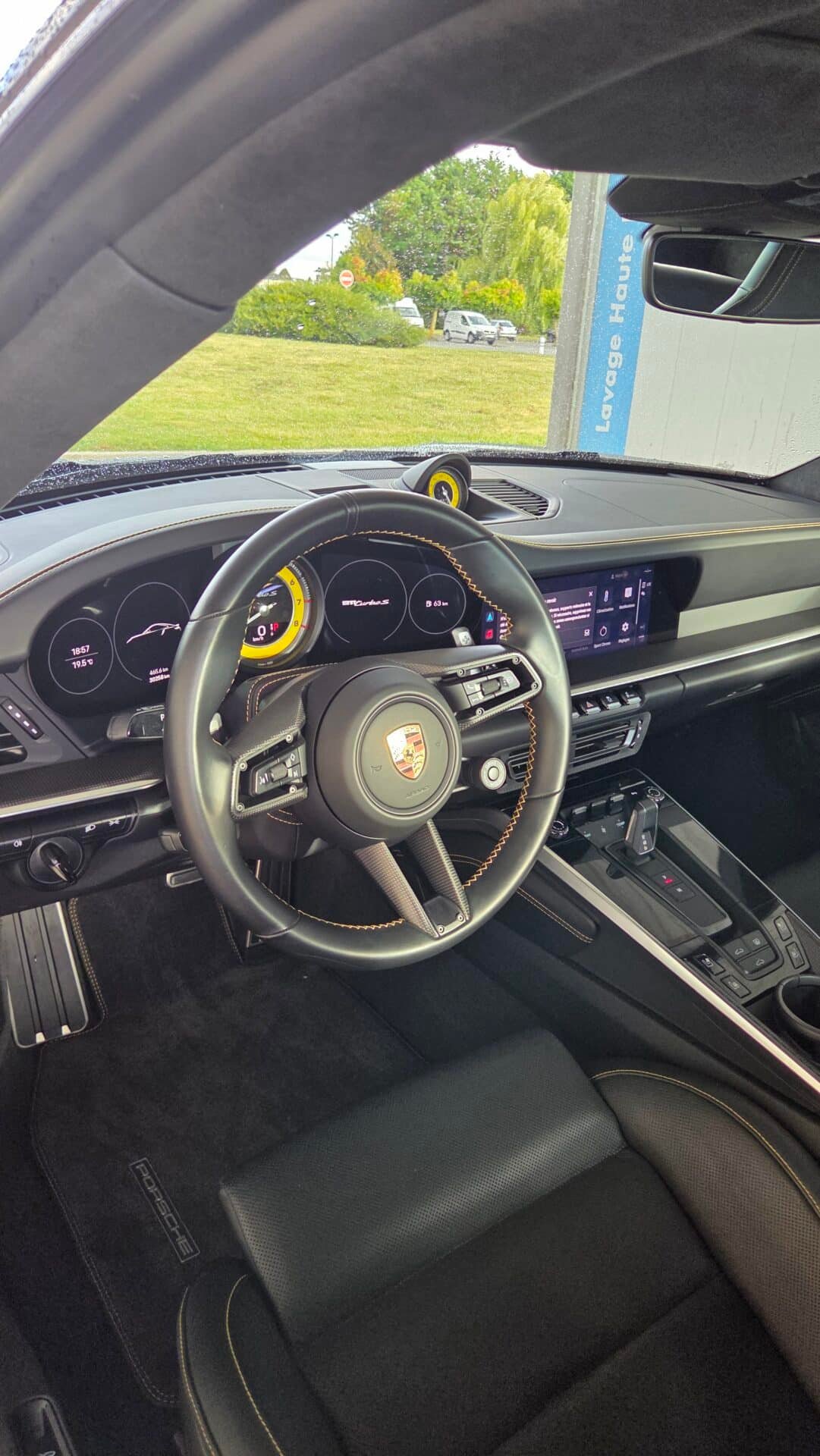 Porsche 911 type 992.1 Turbo S de 2023 vert aventurine intérieur cuir surpiqures jaunes Import Allemagne