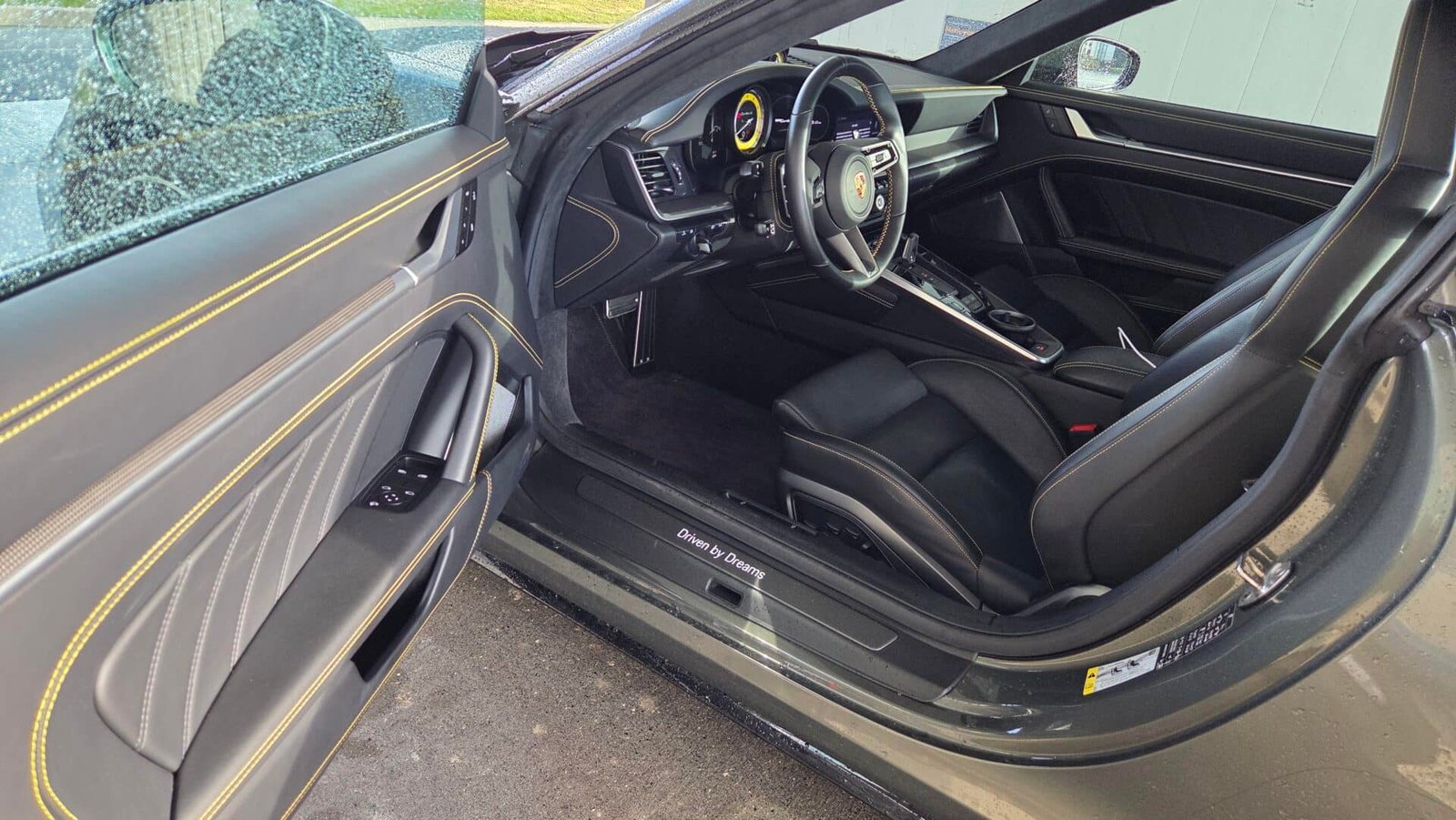 Porsche 911 type 992.1 Turbo S de 2023 vert aventurine intérieur cuir surpiqures jaunes Import Allemagne