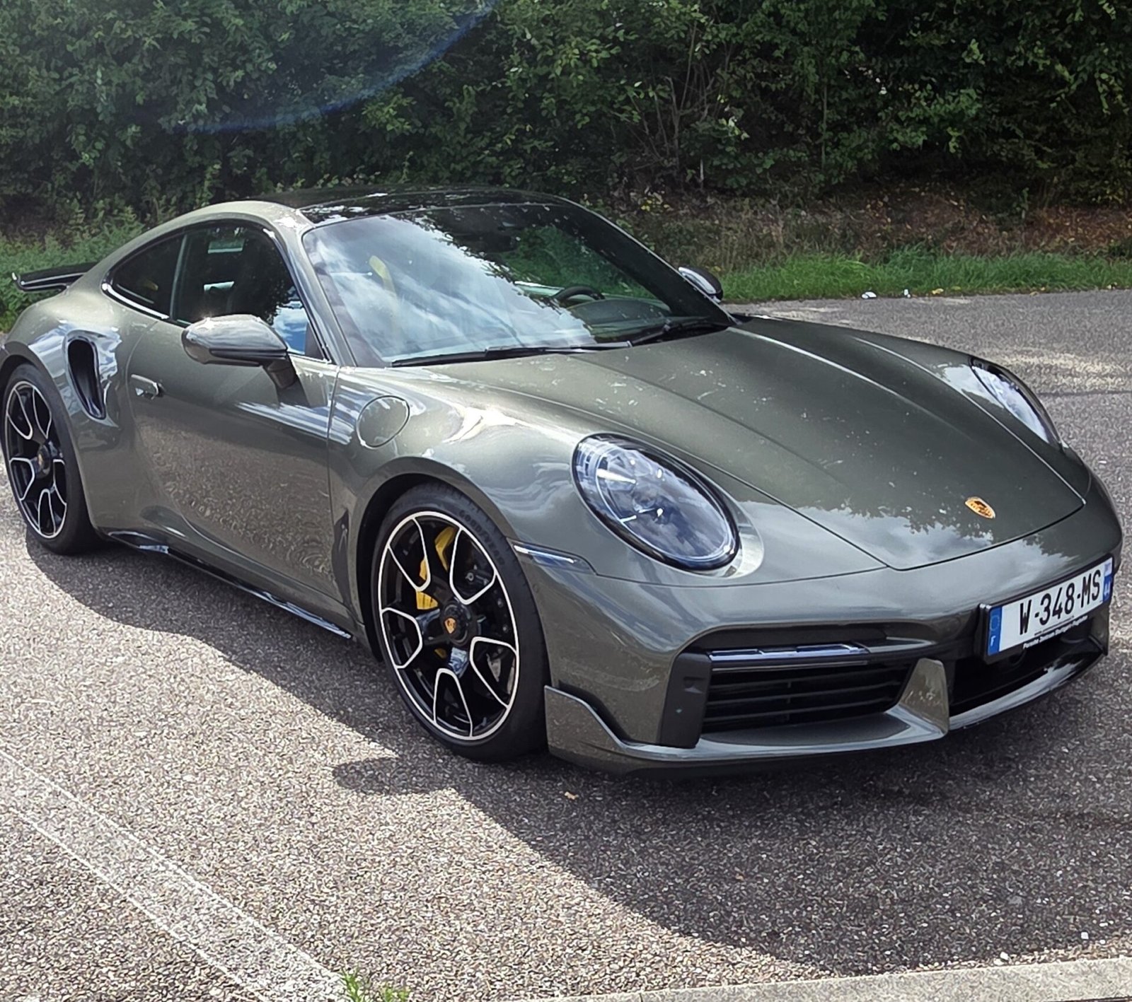 Porsche 911 type 992.1 Turbo S de 2023 vert aventurine intérieur cuir surpiqures jaunes Import Allemagne