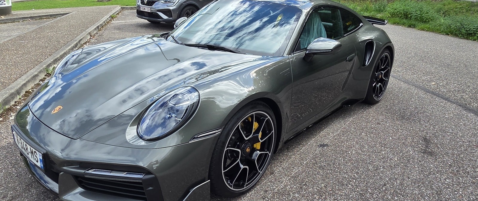 Porsche 911 992.1 650ch 2023 vert aventurine intérieur cuir surpiqures jaunes Import Allemagne