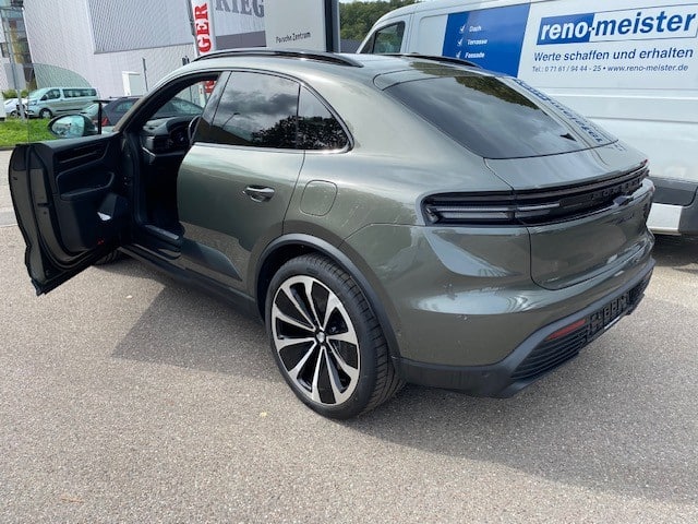 Porsche Macan 4 électrique 2024 vert aventurine intérieur cuir noir full options