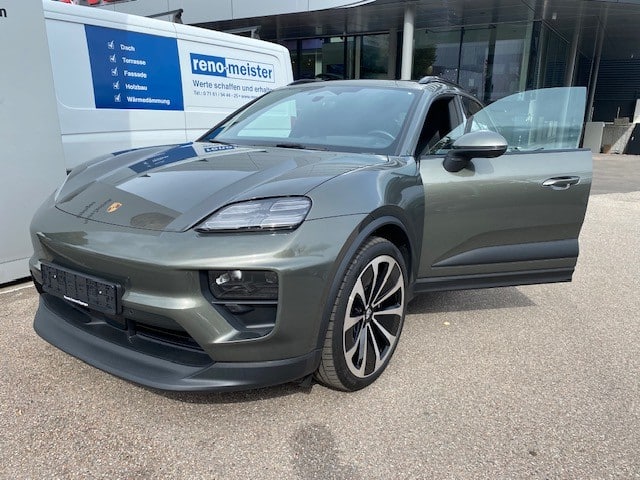 Porsche Macan 4 électrique 2024 vert aventurine intérieur cuir noir full options