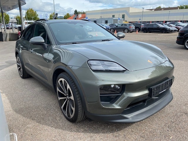 Porsche Macan 4 électrique 2024 vert aventurine intérieur cuir noir full options