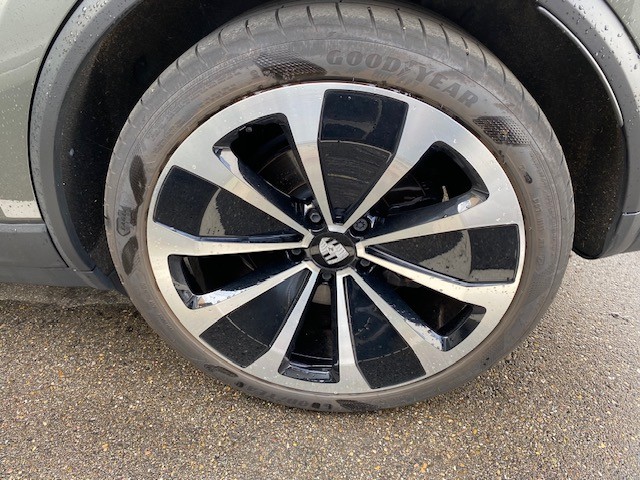 Porsche Macan 4 électrique 2024 vert aventurine intérieur cuir noir full options