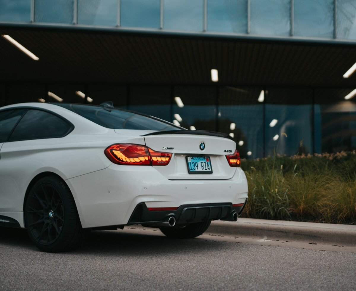 BMW M5 Allemagne blanche vue arrière