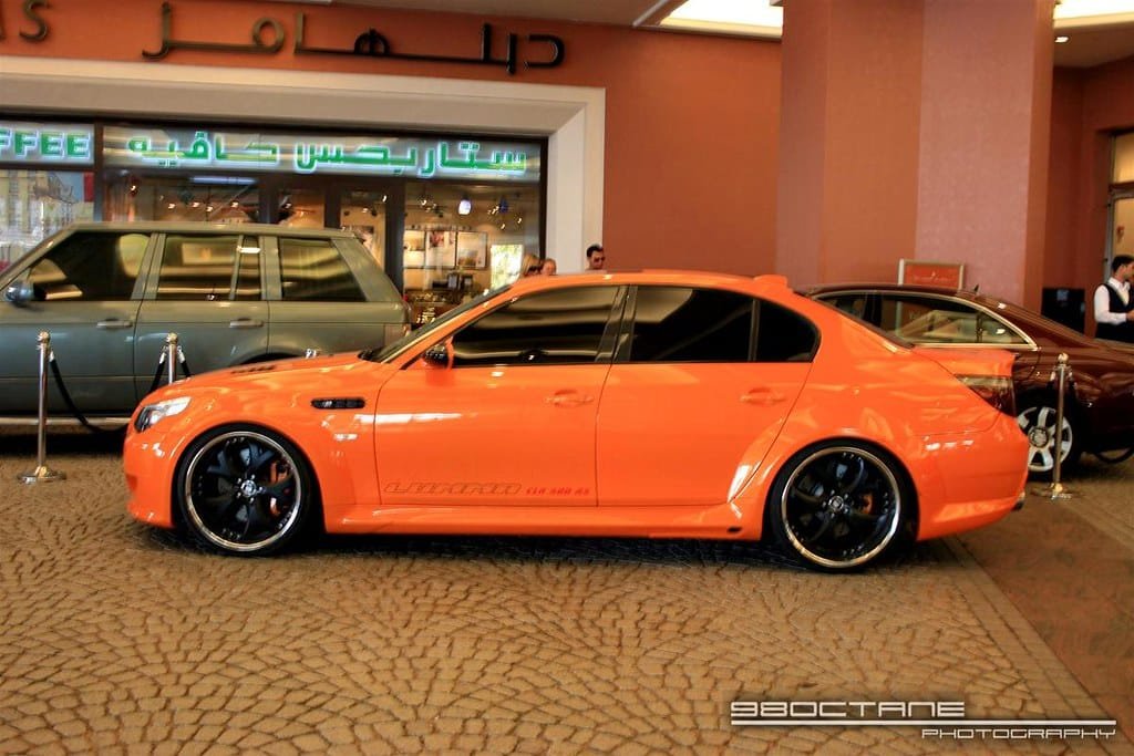 BMW M5 Allemagne compétition orange fluo vue profil