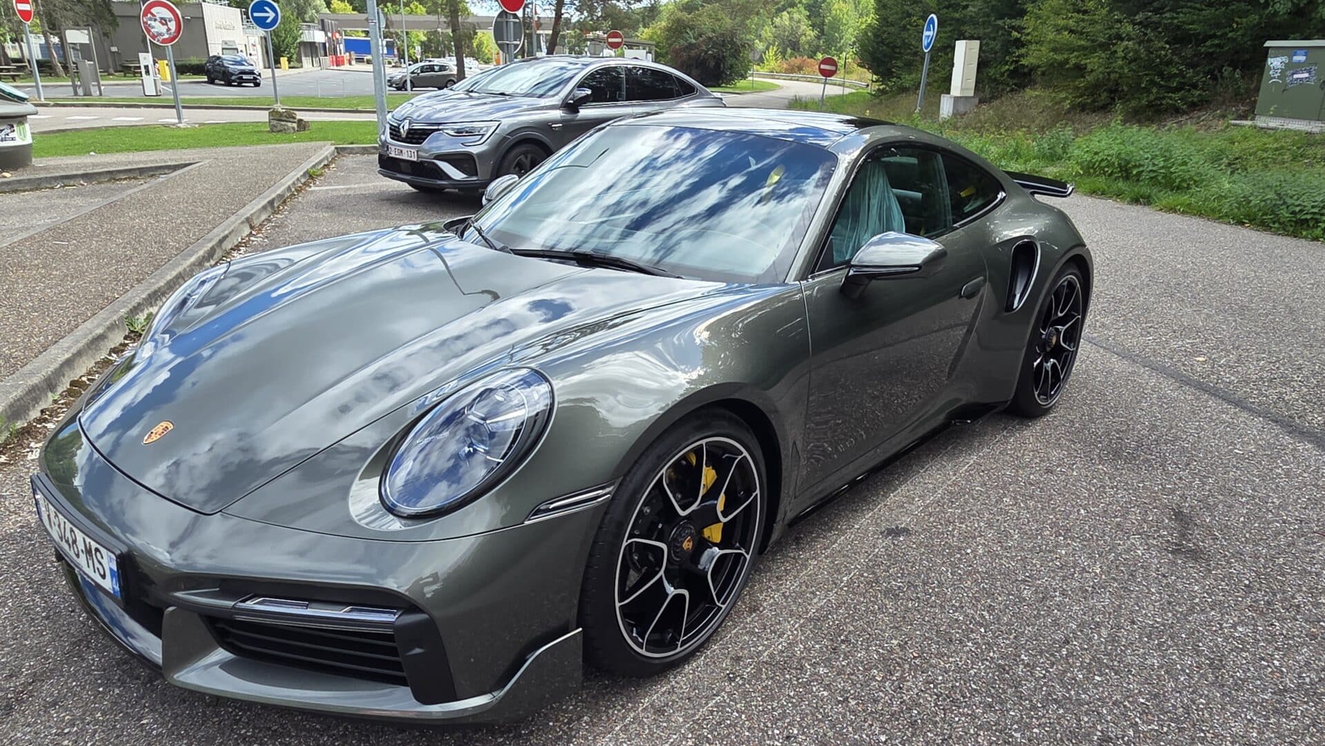 Porsche 911 type 992.1 Turbo S de 2023 vert aventurine intérieur cuir surpiqures jaunes Import Allemagne