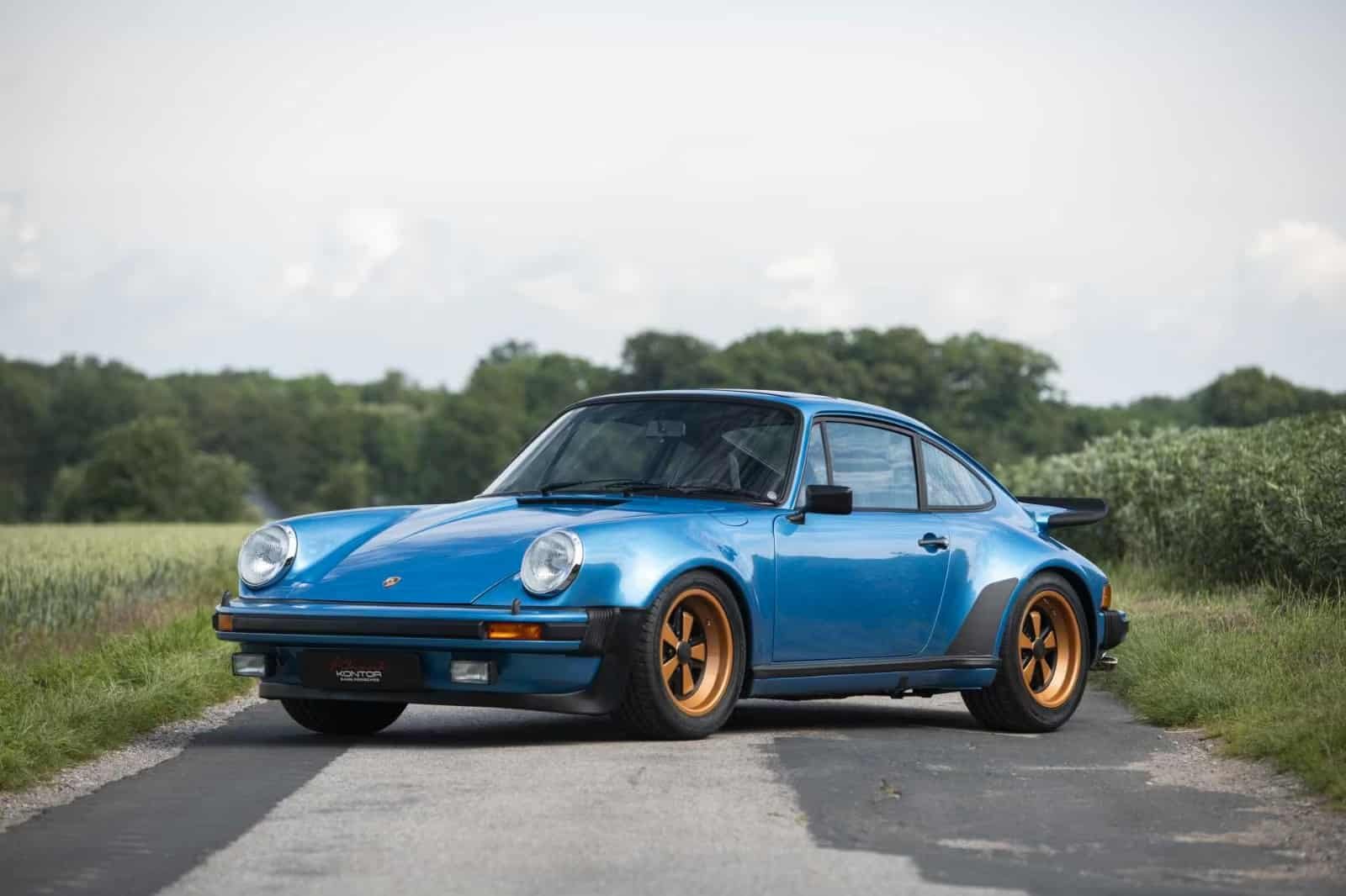 Porsche 930 Turbo couleur bleue jantes or Allemagne
