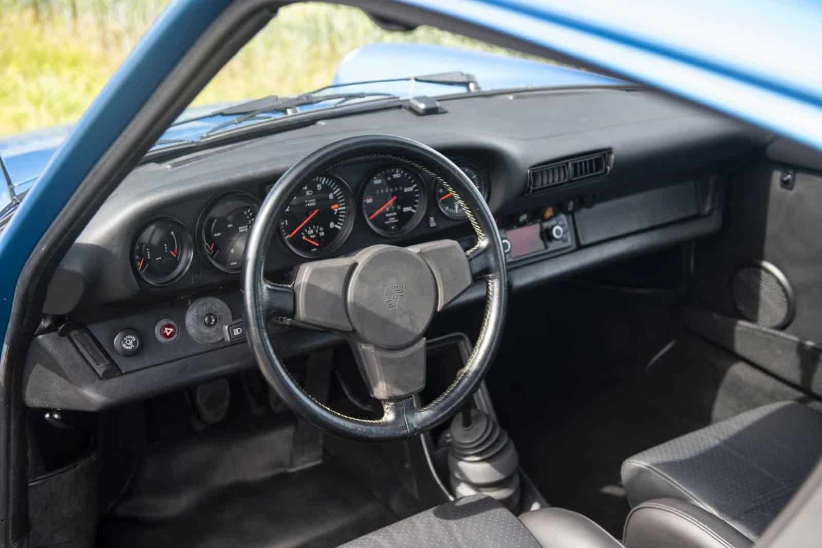 Porsche 930 Turbo couleur bleue tableau de bord noir